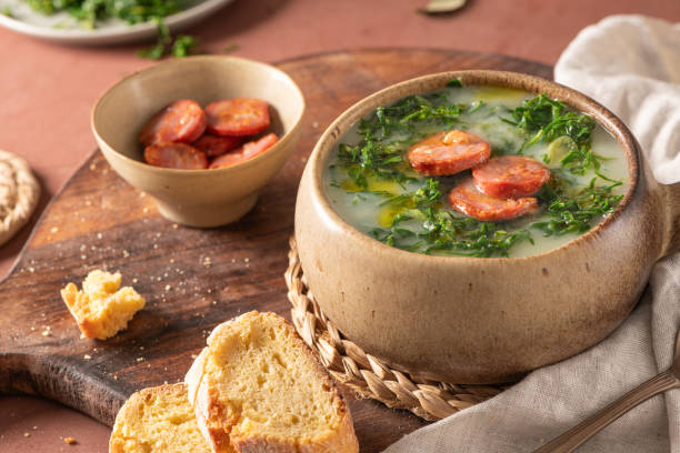 Caldo Verde Autêntico: Segredo da Batata Cremosa e Couve Fininha Caldo Verde Autêntico: Segredo da Batata Cremosa e Couve Fininha