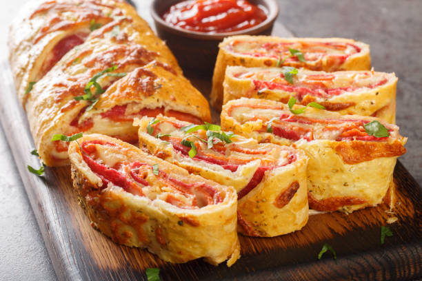 Pizza Enrolada de Lanche: Massa Macia que Não Resseca Pizza Enrolada de Lanche: Massa Macia que Não Resseca