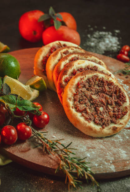 Esfiha Aberta de Carne: O Segredo das Esfiharias para Massa Leve Esfiha Aberta de Carne: O Segredo das Esfiharias para Massa Leve