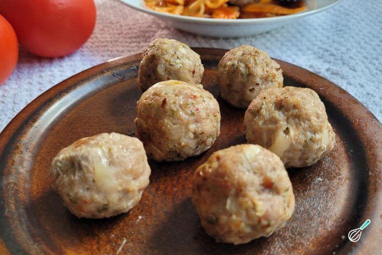 Almôndegas de Linguiça Recheadas com Queijo Cremoso