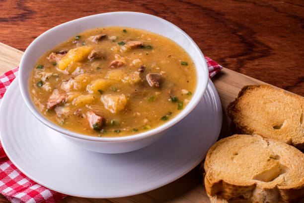 Sopa de Canjiquinha Mineira com Costelinha: O Segredo do Caldo Sopa de Canjiquinha Mineira com Costelinha: O Segredo do Caldo