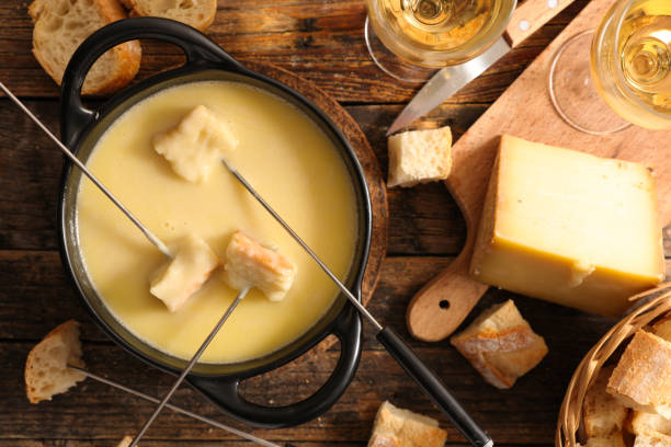 Fondue de Queijo Cremoso: O Segredo para Noites Frias Fondue de Queijo Cremoso: O Segredo para Noites Frias