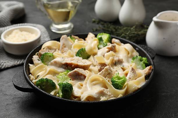 Macarrão Cremoso de Frango e Brócolis: Truque para o Molho Não