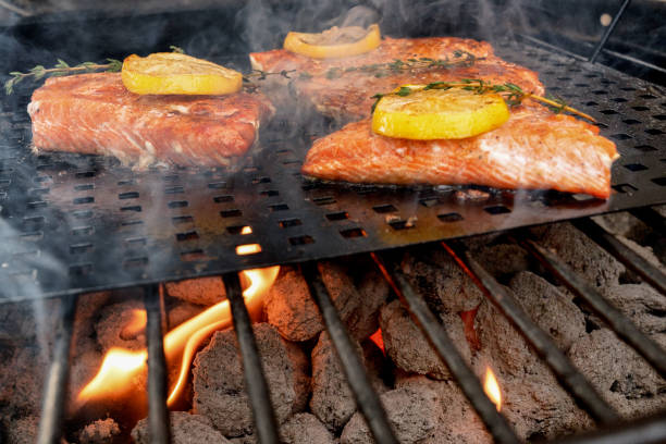 Salmão Grelhado com Molho de Limão: O Segredo da Casquinha Salmão Grelhado com Molho de Limão: O Segredo da Casquinha
