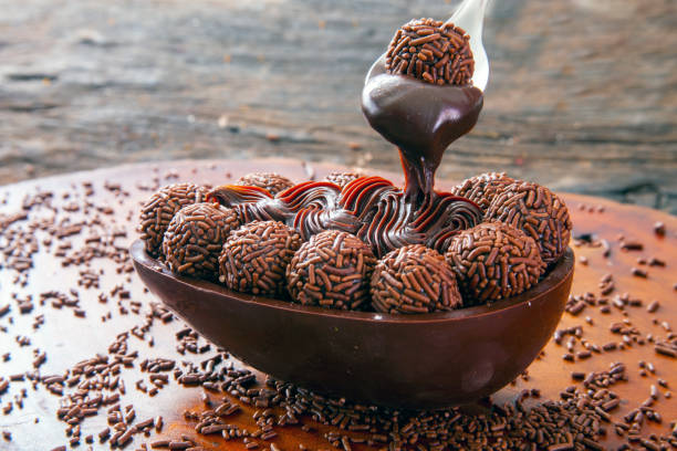Ovo de Páscoa Recheado de Brigadeiro: O Segredo da Casca Perfeita Ovo de Páscoa Recheado de Brigadeiro: O Segredo da Casca Perfeita
