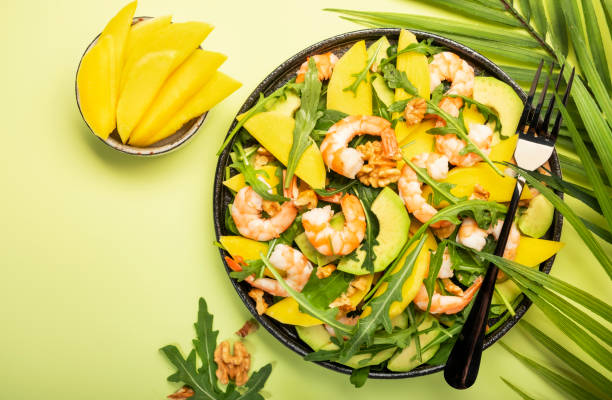 Salada Tropical de Manga e Camarões: O Segredo do Molho Cremoso Salada Tropical de Manga e Camarões: O Segredo do Molho Cremoso