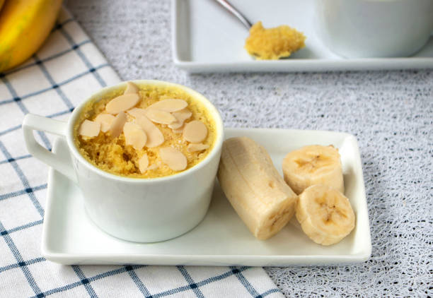 Bolo de Banana de Caneca: Truque para Ficar Úmido e Fofinho Bolo de Banana de Caneca: Truque para Ficar Úmido e Fofinho