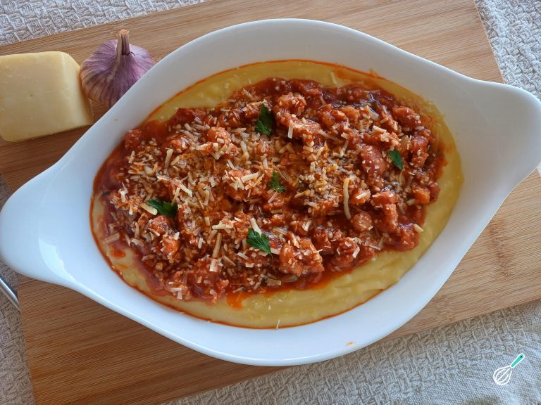 Polenta Cremosa com Ragu de Linguiça: Delícia Caseira
