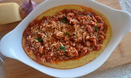 Polenta Cremosa com Ragu de Linguiça: Delícia Caseira