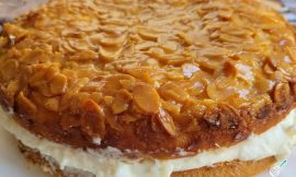 Bolo Picada de Abelha: Clássico Alemão com Mel e Amêndoas