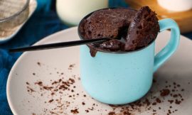 Bolo de Caneca Fofinho: Truque de Mestre para Não Ficar