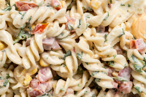 Salada de Macarrão com Presunto Cremosa: Truque do Molho Fresco Salada de Macarrão com Presunto Cremosa: Truque do Molho Fresco