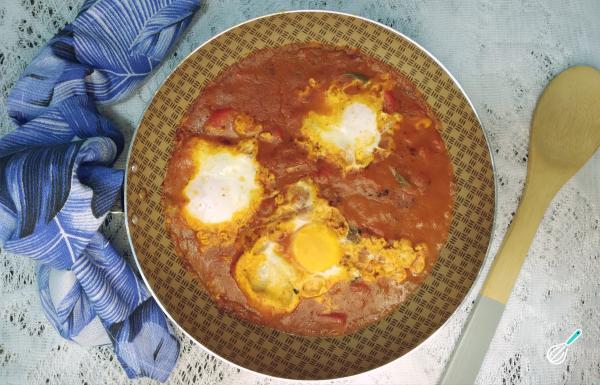 Shakshuka: Ovos no Purgatório Mediterrâneo Shakshuka: Ovos no Purgatório Mediterrâneo