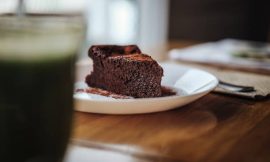 Bolo de Chocolate Molhadinho: O Segredo da Calda que Fura a Massa