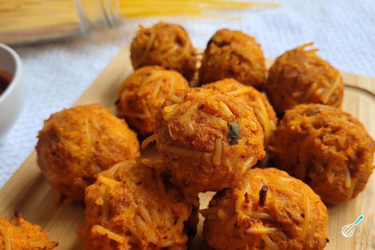 Bolinhos de Macarrão Crocantes: Reaproveite com Sabor! Bolinhos de Macarrão Crocantes: Reaproveite com Sabor!