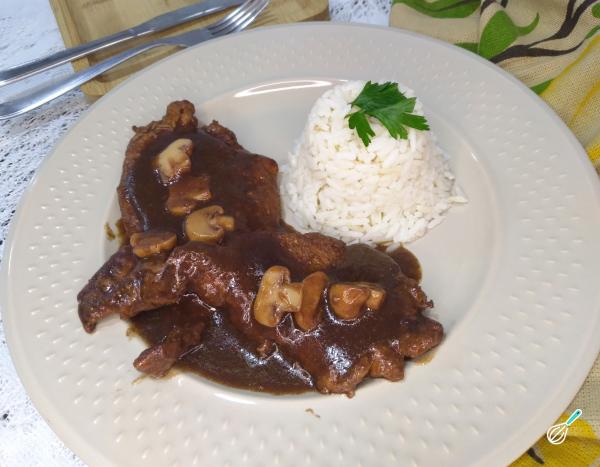 Frango Molho Madeira Cremoso: Simples e Delicioso! Frango Molho Madeira Cremoso: Simples e Delicioso!