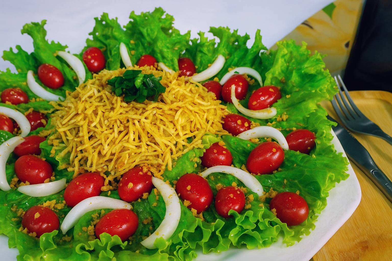 Salada de Alface com Batata Palha: O Segredo da Textura Crocante Salada de Alface com Batata Palha: O Segredo da Textura Crocante