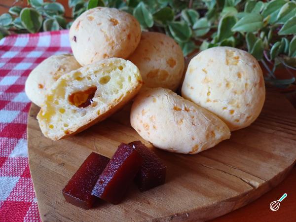 Pão de Queijo Recheado com Goiabada: O Segredo Romeu e Julieta Pão de Queijo Recheado com Goiabada: O Segredo Romeu e Julieta