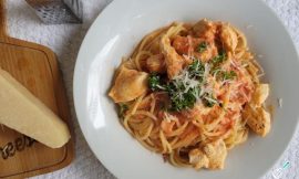 Macarrão com Frango ao Molho Rosé Cremoso e Fácil