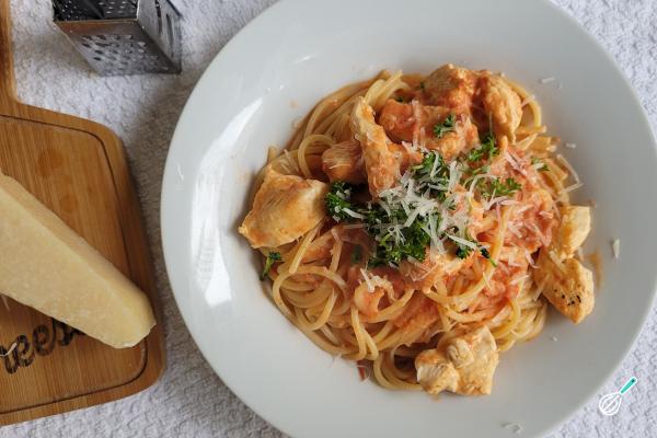 Macarrão com Frango ao Molho Rosé Cremoso e Fácil Macarrão com Frango ao Molho Rosé Cremoso e Fácil