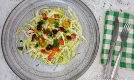 Salada de Repolho Crocante com Tomate: O Segredo do Molho