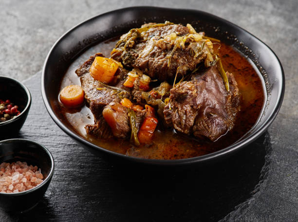 Ensopado de Carne ao Vinho Tinto: Sabor e Conforto Ensopado de Carne ao Vinho Tinto: Sabor e Conforto