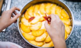 Bolo de Pêssego: O Segredo da Massa Leve que Derrete na Boca