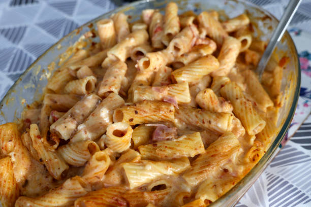 Penne ao Creme Gratinado: Queijo e Presunto