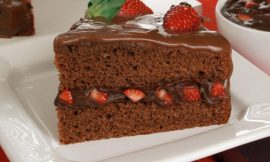 Bolo de Morango com Recheio de Chocolate Leve