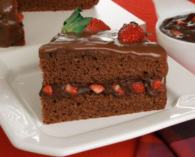 Bolo de Morango com Recheio de Chocolate Leve