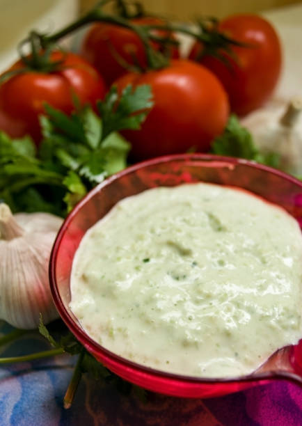 Molho de Tomate Cremoso para Salada: O Truque Leve que Salva o Molho de Tomate Cremoso para Salada: O Truque Leve que Salva o