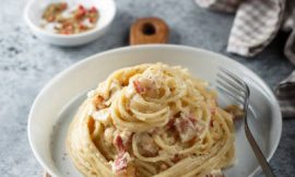 Carbonara Clássica: Espaguete Cremoso Italiano
