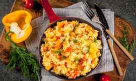 Scrambled Eggs Especiais com Vegetais e Queijo