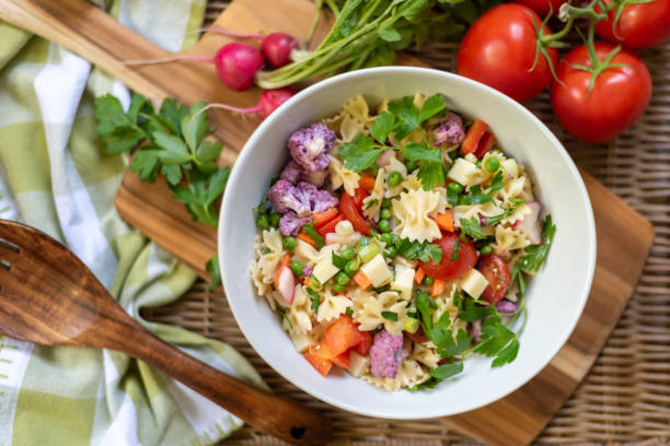 Salada de Macarrão Colorida: O Truque para um Prato Leve e Salada de Macarrão Colorida: O Truque para um Prato Leve e