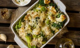 Gratinado Cremoso de Batata-Doce com Couve-Flor e Brócolis
