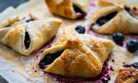 Massa Folhada com Sorvete e Calda de Blueberry: Sobremesa Rápida