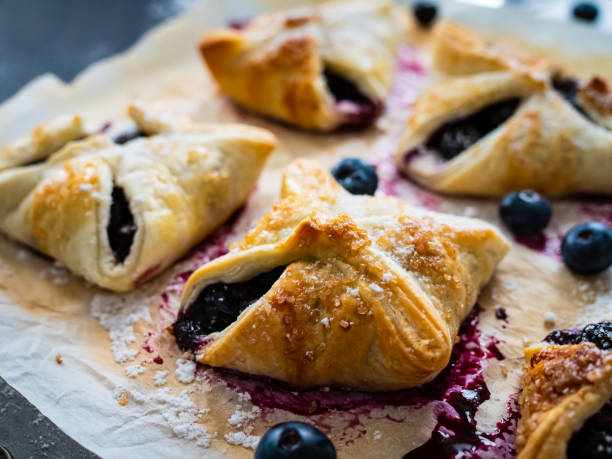 Massa Folhada com Sorvete e Calda de Blueberry: Sobremesa Rápida