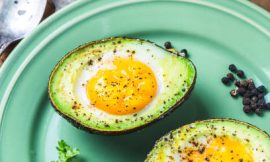Abacate Recheado de Ovo: O Segredo para um Prato Low Carb Cremoso