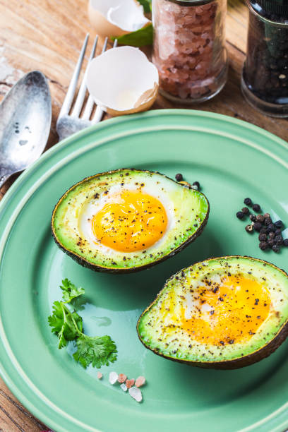 Abacate Recheado de Ovo: O Segredo para um Prato Low Carb Cremoso