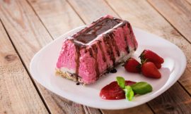 Pavê de Morango e Chocolate Cremoso que Não Enjoa