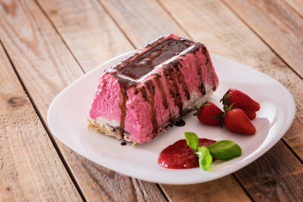 Pavê de Morango e Chocolate Cremoso que Não Enjoa Pavê de Morango e Chocolate Cremoso que Não Enjoa