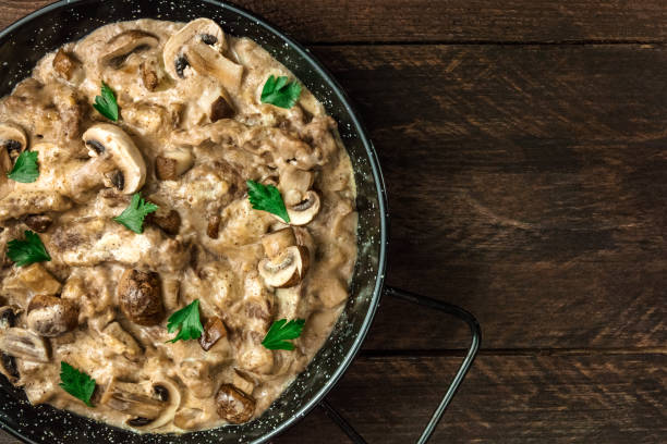 Strogonoff de Frigideira com Macarrão: Praticidade que Surpreende Strogonoff de Frigideira com Macarrão: Praticidade que Surpreende