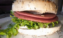 Sanduíche Tri-Colorido: Lanche Vibrante e Fácil