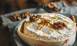 Aperitivo de Queijo Brie com Damasco e Amêndoas Crocantes