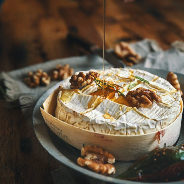 Queijo Brie com Damasco e Amêndoas: O Aperitivo Perfeito Queijo Brie com Damasco e Amêndoas: O Aperitivo Perfeito