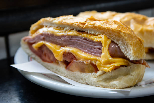 Bauru Clássico: Receita Fácil do Sanduíche Brasileiro Bauru Clássico: Receita Fácil do Sanduíche Brasileiro