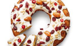 Bolo de Acerola e Chocolate Branco Cremoso