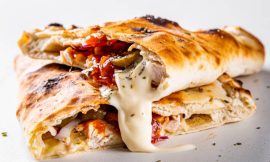 Calzone de Frango com Cream Cheese Cremoso!