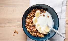 Bolo Banana, Iogurte e Granola: Café da Manhã Saudável