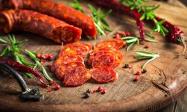 Chorizo Argentino Suculento com Chimichurri Clássico